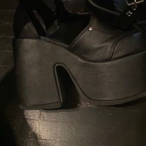 Demonia Camel 103 size 8
